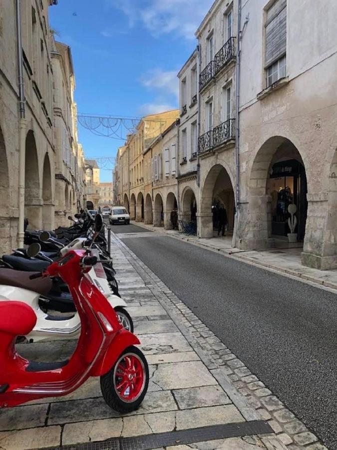 Charmant Cocon Iode Cosy Equipe, Baigne De Lumiere, Situe Au Coeur De La Rochelle A 1Min A Pied Du Marche Central Avec Tv Et Wifi Extérieur photo