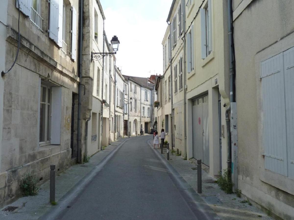 Charmant Cocon Iode Cosy Equipe, Baigne De Lumiere, Situe Au Coeur De La Rochelle A 1Min A Pied Du Marche Central Avec Tv Et Wifi Extérieur photo